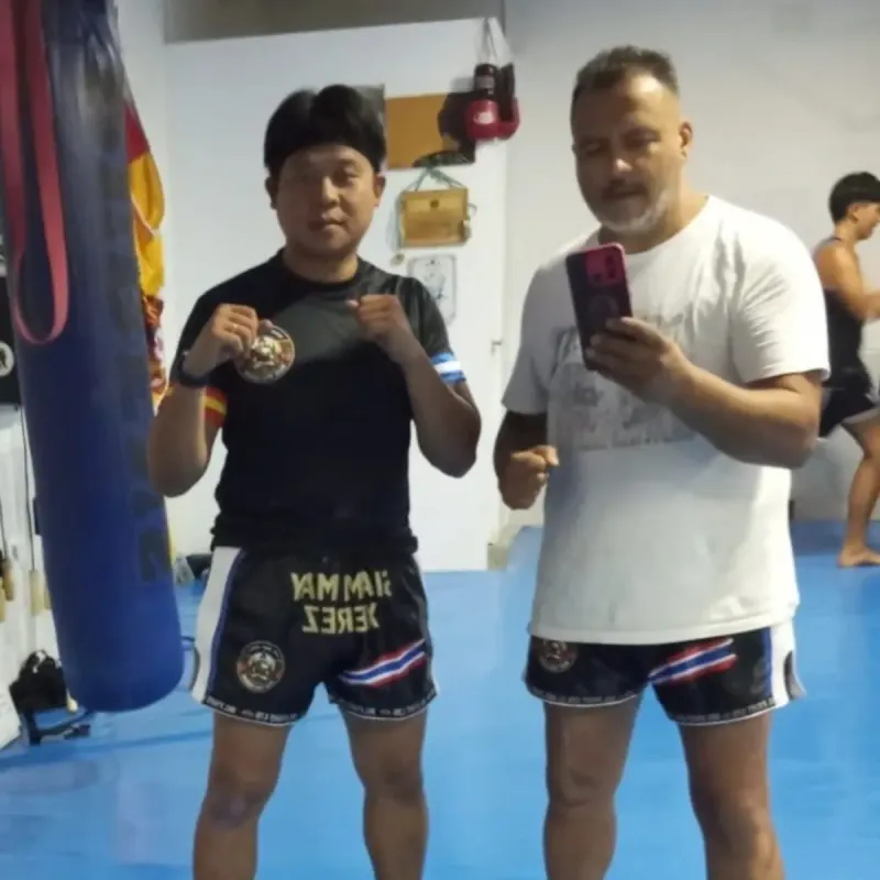 Entrenador dando instrucciones durante una clase