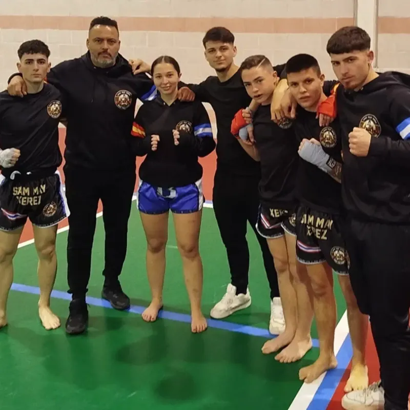 Luchador practicando técnicas de Muay Thai