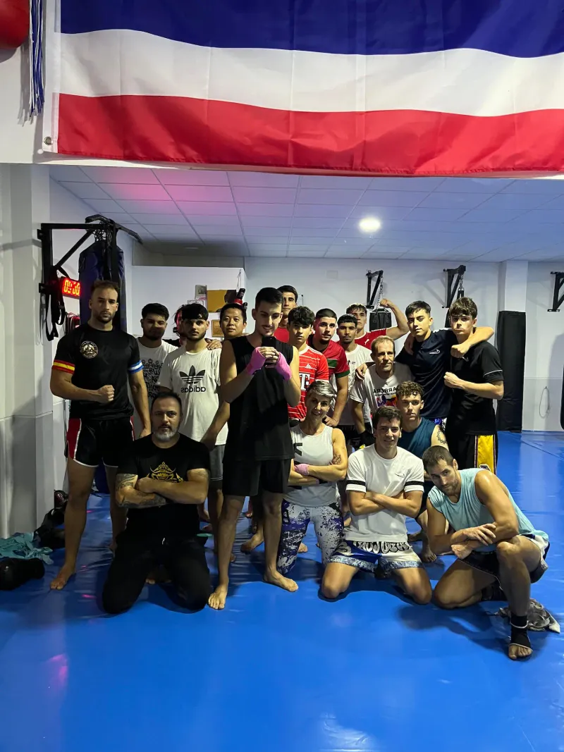 Entrenamiento de Muay Thai en el gimnasio